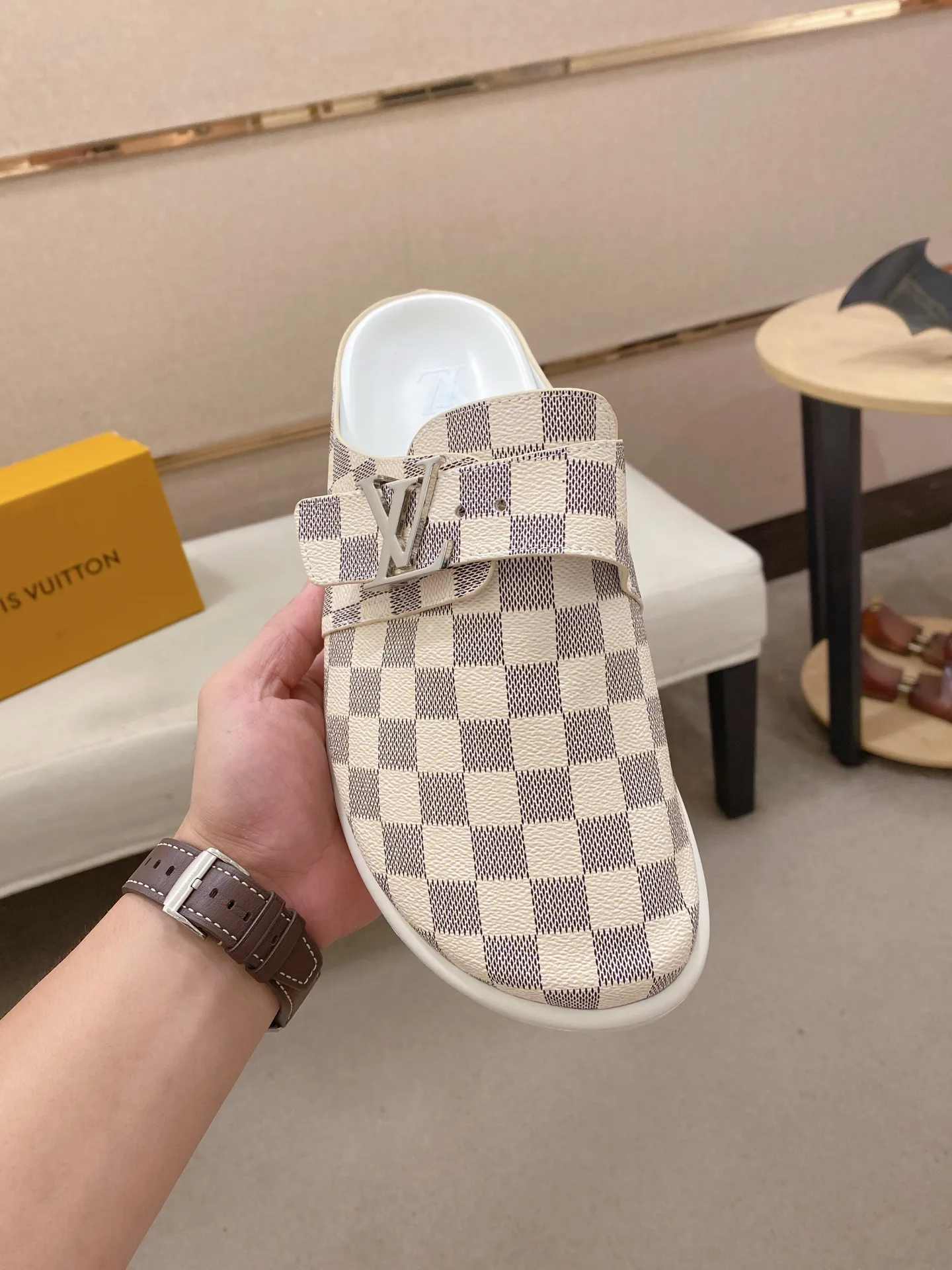 Men's shoes 💰: 360💰Made by LV🔍Top purchasing agents, men's spring and summer slippers are synchronized in the counters. The uppers are made of imported materials from Italy with logo graphics and high-quality craftsmanship. The soles: original soles specially provided by the original factory. The exclusive movable molded soles are super comfortable. Original goods follow the order, 🔍🔍high quality, you can enter and exit the counter at will. Welcome to compare, code number 38-44.
